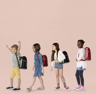 Çocuklar okula yürüme turistik arka çantalar