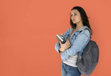 Kitap tutan sırt çantası ile kız öğrenci