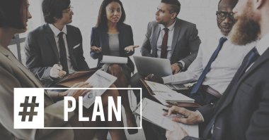 Pazarlama tartışırken iş adamları planı