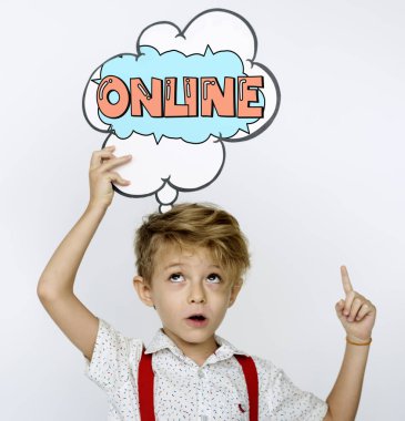 Kağıt konuşma balonu tutan çocuk