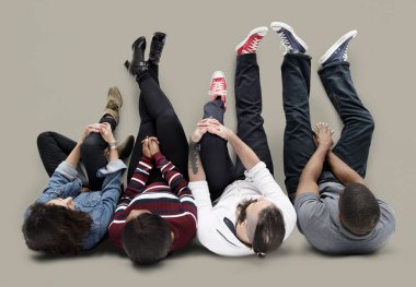 katta oturan insanlar 