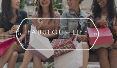 alışveriş torbaları ile mutlu kadın