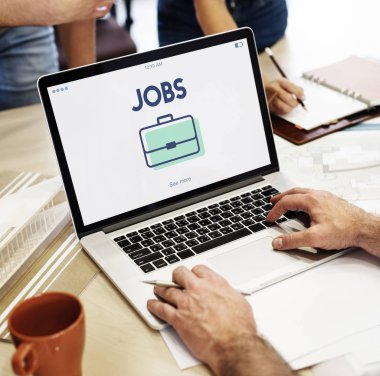 insan eli dizüstü bilgisayar kullanarak 