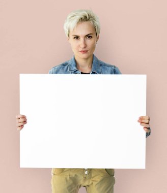 Boş bayrak tutan kadın