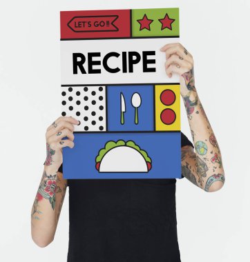 Dövmeli kişi holding afiş. 