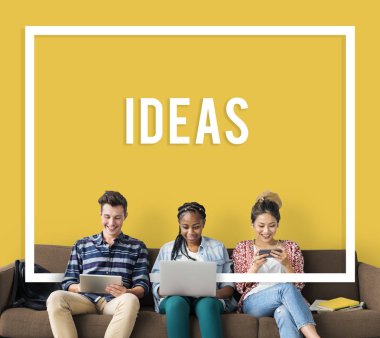 Arkadaşlar dijital cihazlar kullanarak 