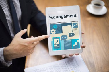 Dijital tablet ile işadamı