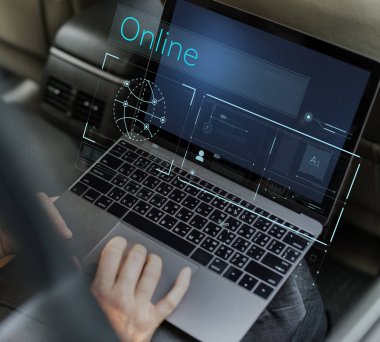 İşadamı laptop ile çalışma