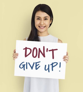 genç bir kadın tutarak afiş.