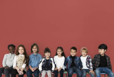 birlikte sandalyelere oturan çocuklar