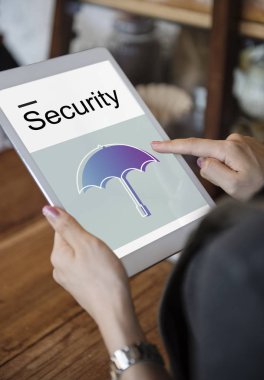 Dijital tablet kullanan kişi 