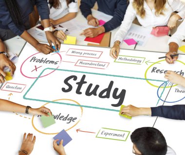 Çalışma ve masada okuyan öğrenciler