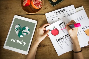 erkek yapım notları marker ile eller.