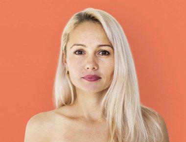 sarışın bir kadın çıplak omuz ile