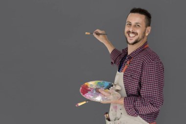 Erkek sanatçı fırça ile çizim