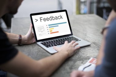 adam gösteren dizüstü bilgisayar monitörü