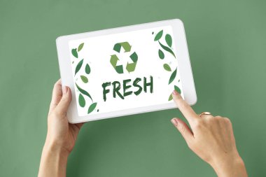 kişi holding dijital tablet