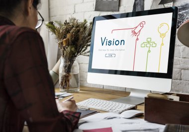 Atölyede çalışan tasarımcı