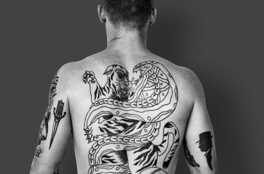 adam çıplak sırtına dövme ile