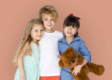 Çocuklar birlikte sarılma