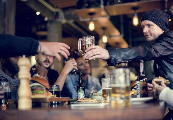 Amigos bebem cerveja artesanal — Fotografia de Stock