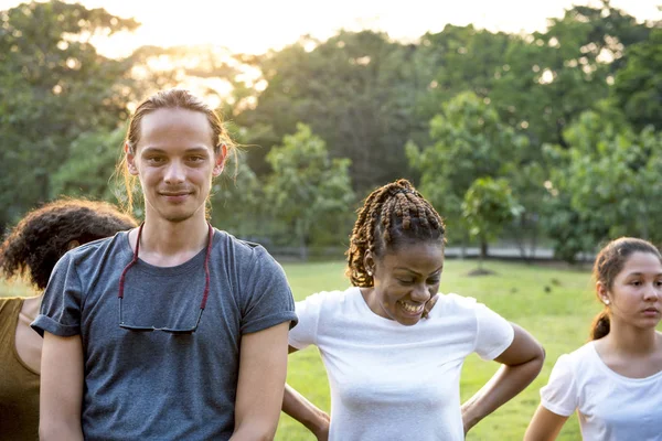 Vielfalt Menschen zusammen im Park — Stockfoto