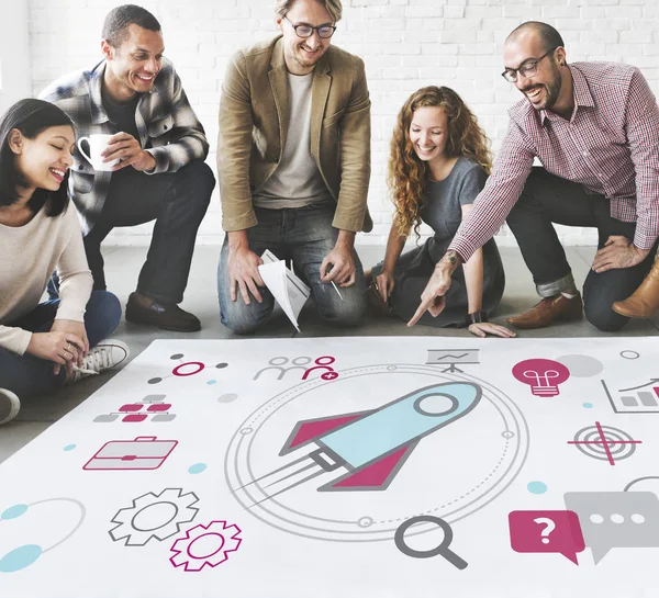 Diseñadores en la reunión de trabajo con cartel — Foto de Stock