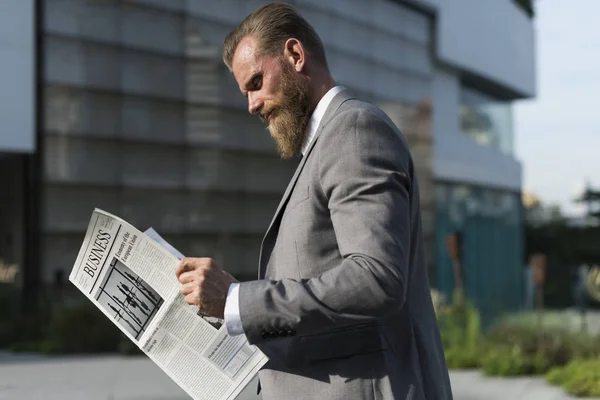 Man läser tidningen — Stockfoto