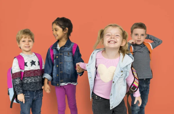 Multiethnische Kinder mit Taschen — Stockfoto
