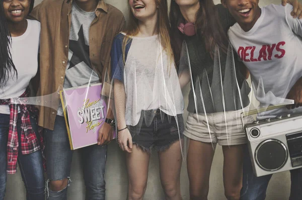 Hipster amigos ouvindo música — Fotografia de Stock