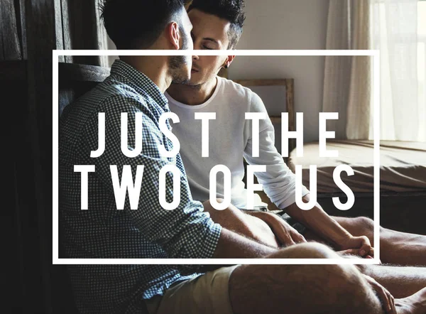 Jeune homosexuel couple baisers — Photo