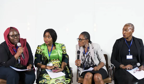 Женщины докладчики на международной бизнес-конференции — стоковое фото