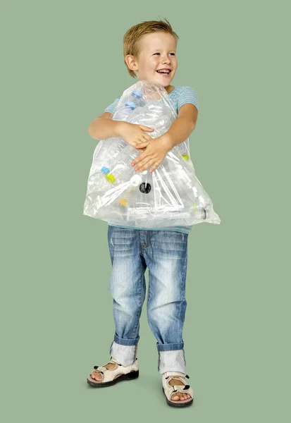 Menino segurando saco com garrafas de plástico — Fotografia de Stock