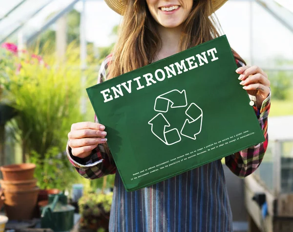 Banner papír tartó üvegházhatást okozó női — Stock Fotó