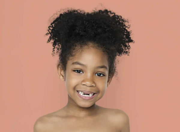 Menina sorridente com peito nu — Fotografia de Stock