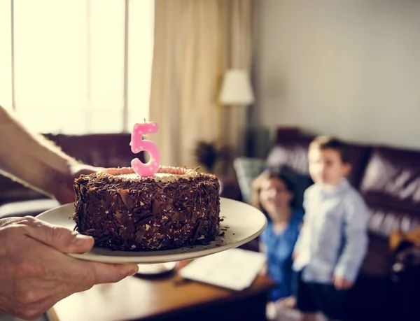 Familie verjaardagsfeestje vieren — Stockfoto