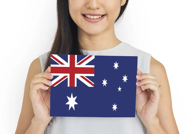 Fiatal nő gazdaság ausztrál zászló. — Stock Fotó