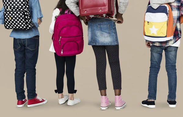 Niños en edad escolar con mochilas — Foto de Stock