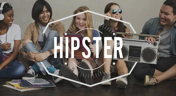 Amici hipster che ascoltano musica — Foto Stock