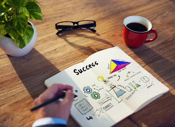 Hombre de negocios escribiendo en cuaderno — Foto de Stock