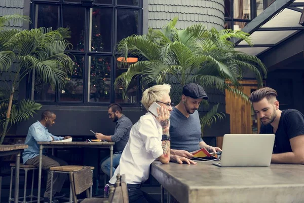 Praten mensen met behulp van digitale apparaten — Stockfoto