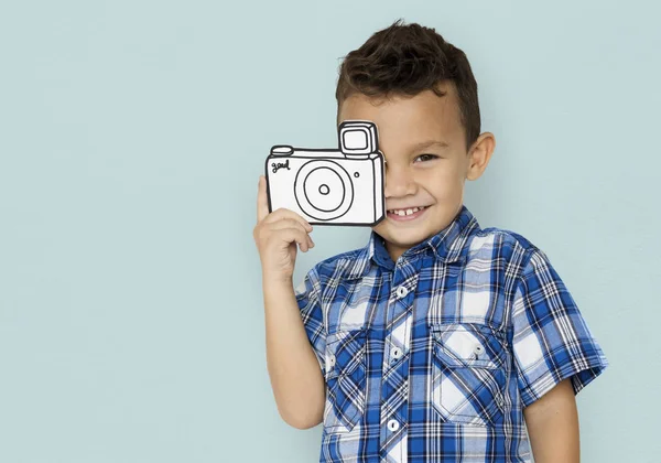 Хлопчик тримає паперову камеру — стокове фото
