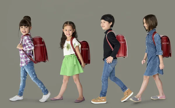 Školní děti s taškami — Stock fotografie