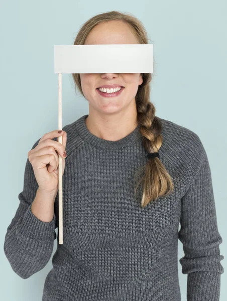 Donna che copre gli occhi con banner — Foto Stock