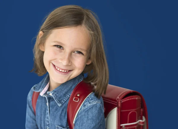 Menina em camisa jeans e mochila — Fotografia de Stock