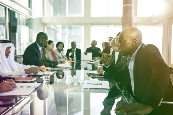 Des gens internationaux assis à table — Photo