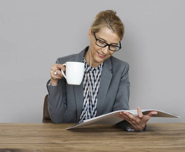 Mujer de negocios leyendo documentos y tomando café —  Fotos de Stock