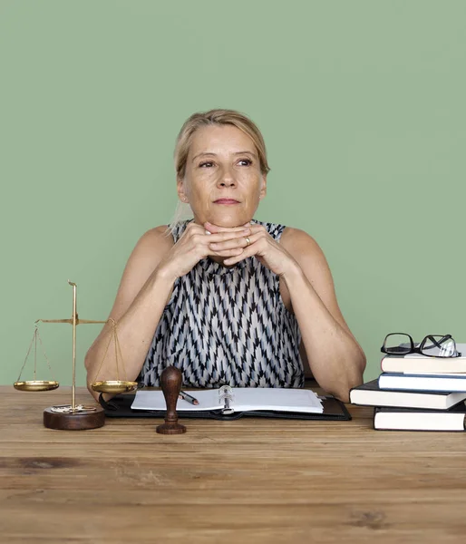 Зріла бізнес-леді сидить на робочому місці — стокове фото