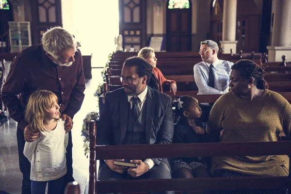 Persone che pregano nella chiesa — Foto Stock