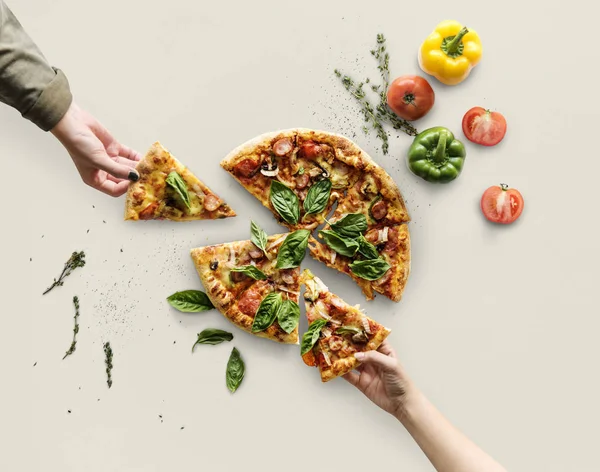 Gazdaság darab olasz pizza keze — Stock Fotó